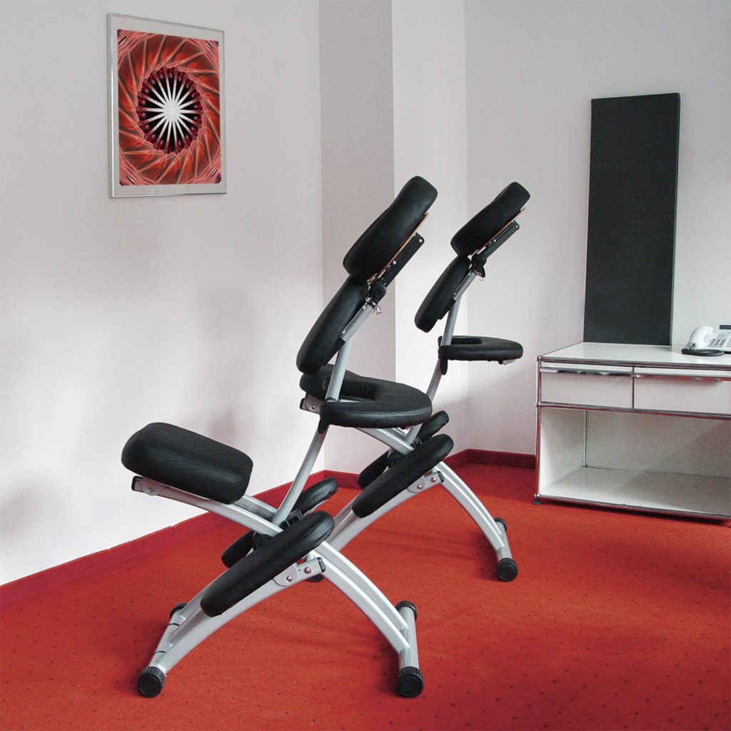 Zwei leere Massagestühle